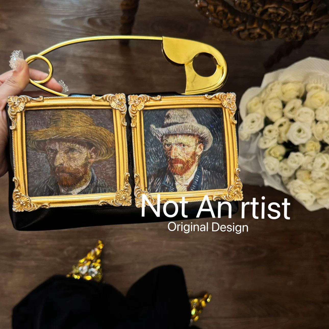 An art exhibition in your hand! Van Gogh's self-portrait creative pin clutch in the museum