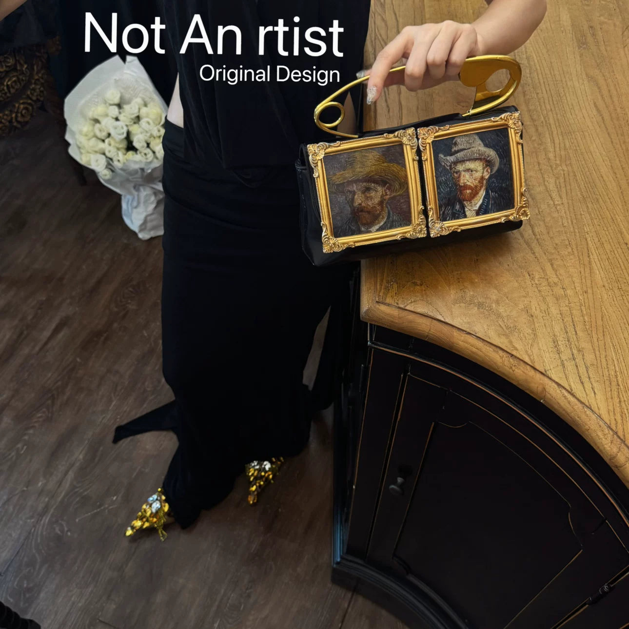 An art exhibition in your hand! Van Gogh's self-portrait creative pin clutch in the museum