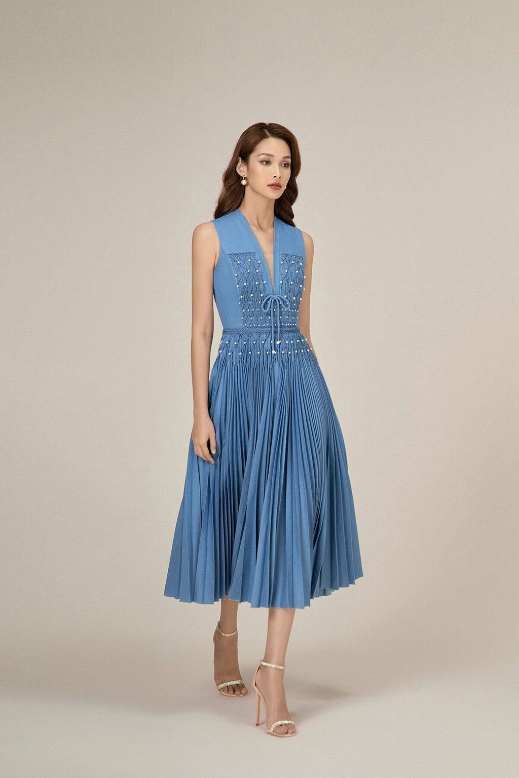 2023 summer Vietnamese niche heavy industry weaves with excellent temperament, V-neck sleeveless denim pleated large swing dress
