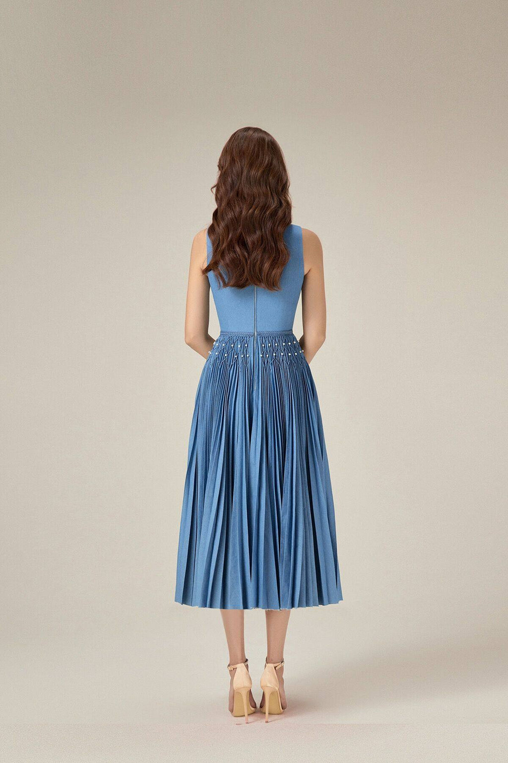 2023 summer Vietnamese niche heavy industry weaves with excellent temperament, V-neck sleeveless denim pleated large swing dress